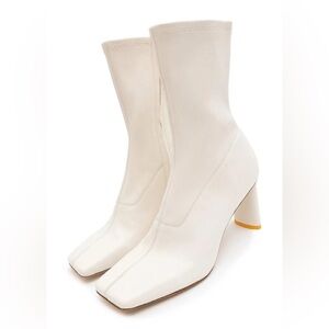 Oncept Lyon Boot in Pure White. Size 7 Women
N6-06